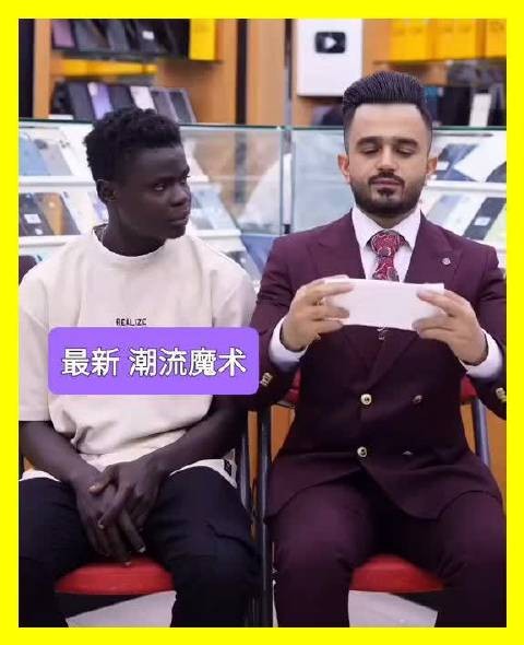 手机店偶遇老外魔术表演,紫西装小哥操作太绝,旁边兄弟表情亮了!
