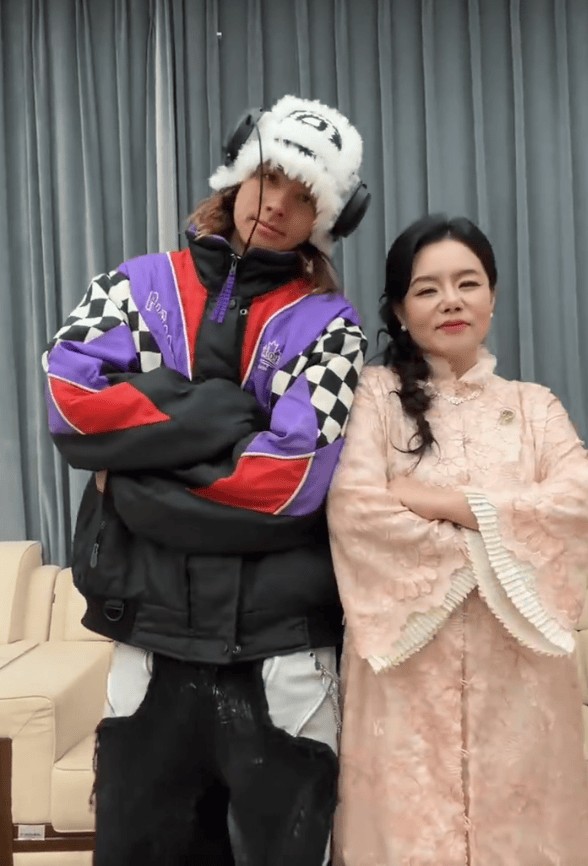 搜狐娱乐讯 近日，龚琳娜晒出与小儿子雅酷一起跳舞的视频，高颜值的混血长相立刻在网上引起热议。