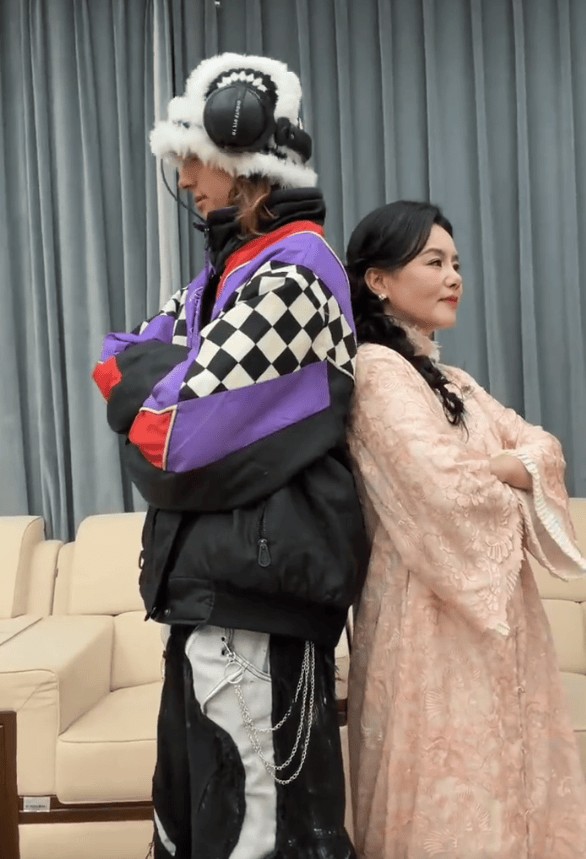 雅酷高出妈妈近一头的身高，约180cm以上。