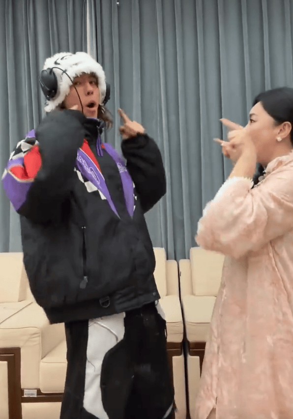 雅酷与妈妈共舞。