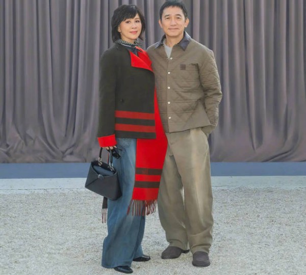 刘嘉玲梁朝伟夫妻同框,笑容温和。