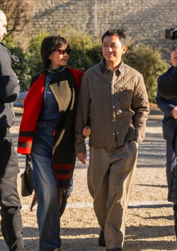 刘嘉玲梁朝伟二人挽手迈步,恩爱甜蜜。