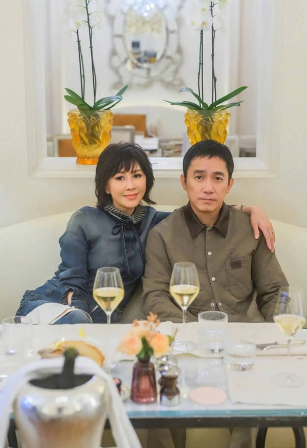 刘嘉玲梁朝伟餐厅同坐,温馨惬意。