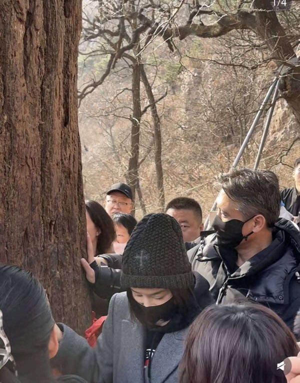 左小青49岁到大孤山问道，纯素颜出镜状态可，鼻头发红怕冷