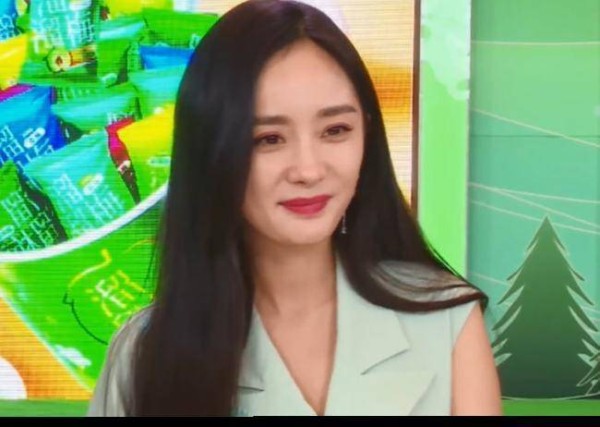 女星出镜生图，杨幂国风裙被赞，杨紫露事业线，赵露思输得有点冤