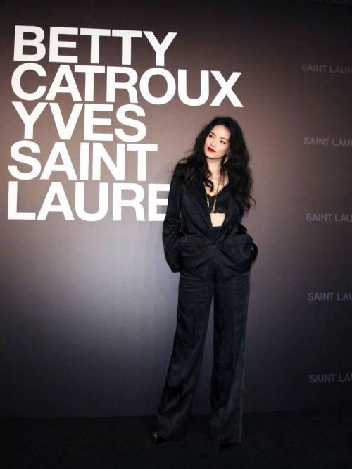 舒淇真是女神界“大拿”,西装就系一颗扣露内衣,随便拍都是大片