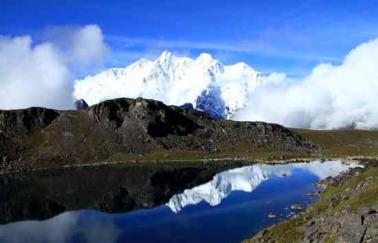  　　路过圣湖(黄胜春 摄)