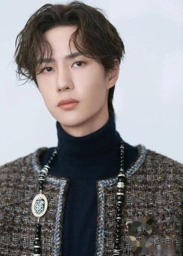 一个人撑起一家上市公司，深挖顶流王一博背后的三路资本助力