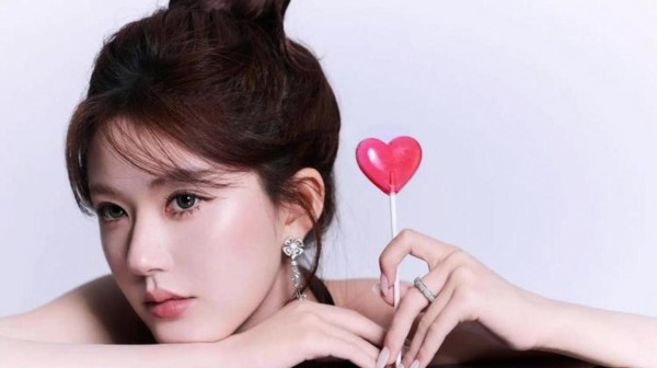 同样是瘦，童谣尴尬得像穿着三室一厅的衣服，赵露思却凭审美眼光展现高级感与自信光芒，明星衣品竟成事业隐秘武器令人深思