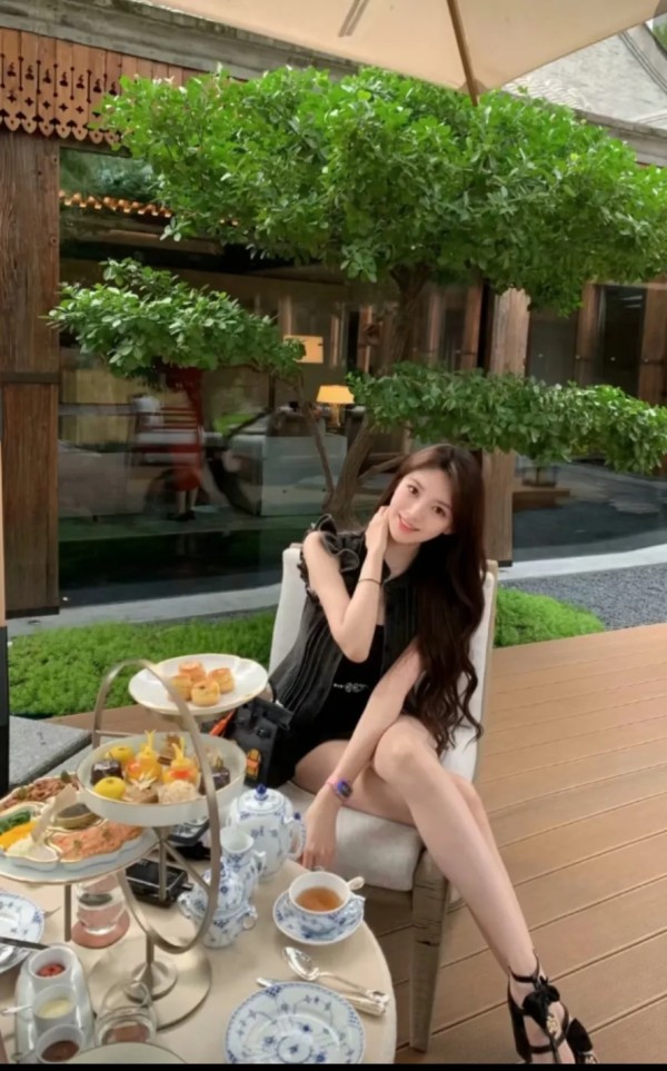 自由的奶酪:明星的婚恋观多种多样,以下为你列举一些明星的婚恋观:
- 萧亚轩:她出道20多年,有着“歌坛天后”的称号,也被称为“男神收割机”。她的第一个有名气的男友是王阳明,曾因恋爱一度停滞事业。分手后,她开始不停换鲜肉男友,她的男友包括篮球队队员、演员、模特等,年龄都比她小。她在节目中表示虽然年纪差大,但没有代沟。不过她与黄皓的恋情也以分手告终。萧亚轩的婚恋观似乎是遵从心动,享受恋爱的过程。
...