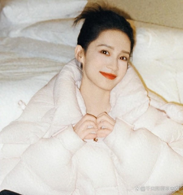 李沁上海出席活动,生图状态引热议,网友:感觉跟普通人差不多