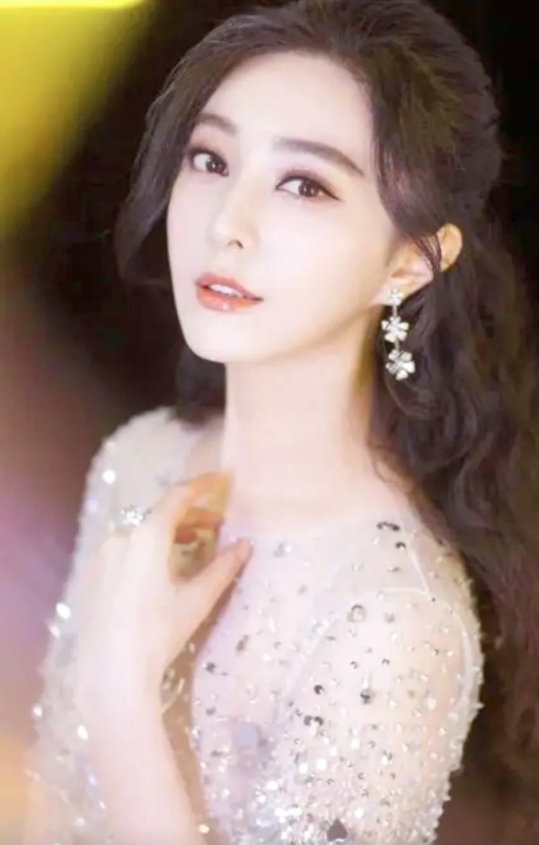 鹿鹿百货优选：范冰冰被网友成为娱乐圈的“公交车”，而且也多次爆出与各大富商明星的亲密合照，而且频频传出绯闻，加上火热速度过快，很难不去怀疑他是否与这些人发生过不正当关系
范冰冰，1981年9月16日出生于山东青岛，华语影视女演员、制片人、歌手，毕业于上海师范大学谢晋影视艺术学院。
1996年，出演电视剧《女强人》。1998年，主演电视剧《还珠格格》获得广泛关注。2002年，主演电影《一见钟情》涉足...