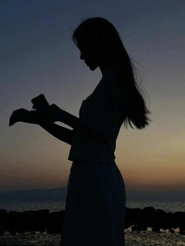 鞠婧祎掌管侧颜的神,内娱侧颜天花板!鞠婧祎落日神图炸穿全网,仿妆党已经卷疯了