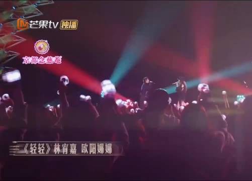欧阳娜娜全黑造型亮相声生不息,被赞黑松露穿搭