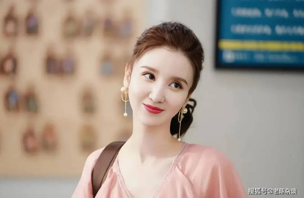 43岁张萌的泳装照绝了!大秀腰臀比,网友直呼:说23岁我都信