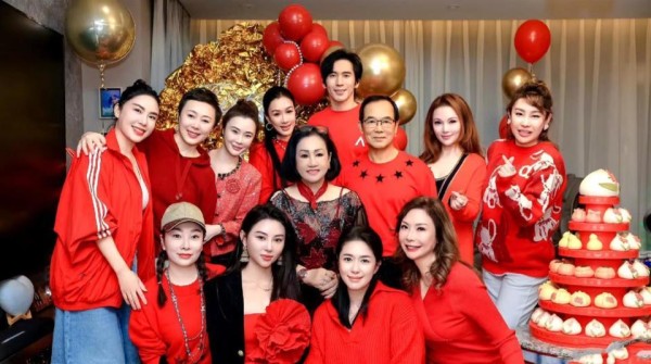 钟丽缇大女儿回北京,零下10度只穿皮夹克,张伦硕把羽绒服脱给她