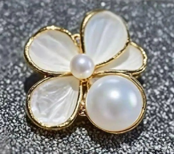 △镉超标近1000倍的山茶花耳钉