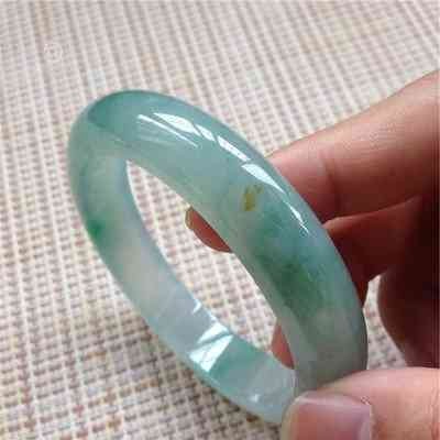 名人戴手镯还是手串好?解析明星们的手腕饰品选择