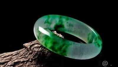 名人戴手镯还是手串好?解析明星们的手腕饰品选择