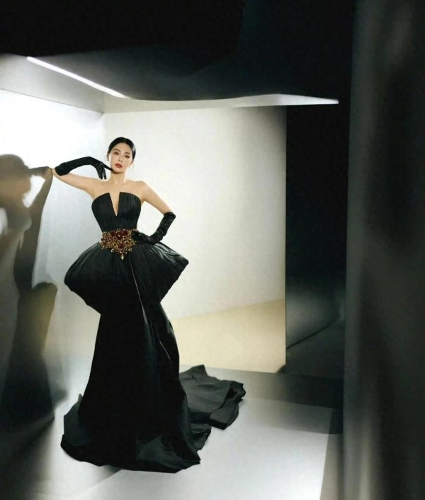 杨幂越发有戏感 她以顶级高定首秀带动《生万物》热度