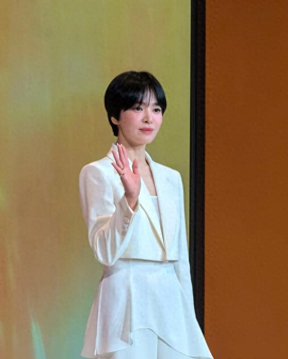 宋慧乔更让人好奇又心动？杀青后白西装短发首秀