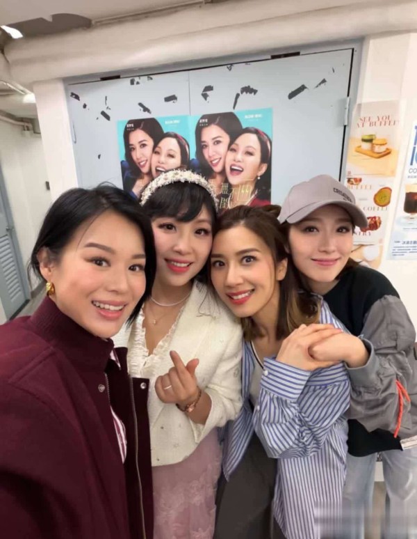 胡杏儿姚子羚现身捧场黄智雯舞台剧,展现深厚闺蜜情