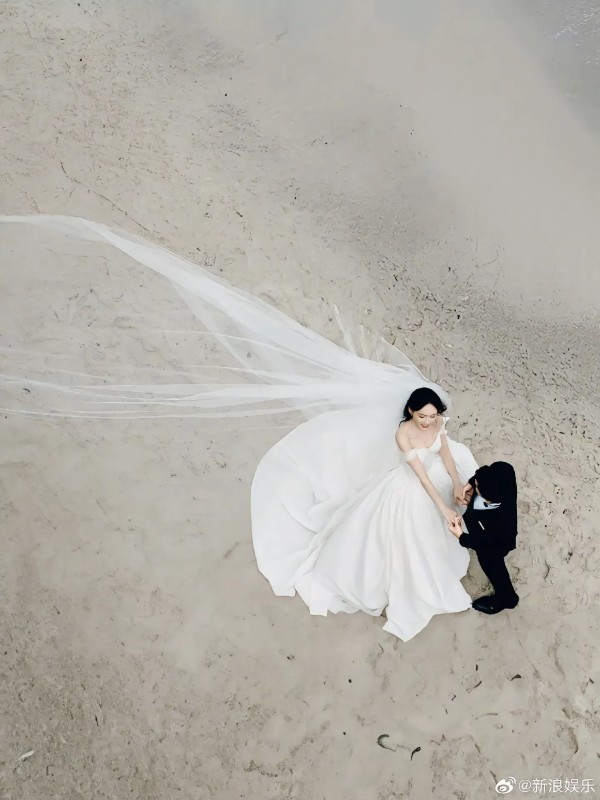 布丁说事:明星结婚阵容都是非常强大的!当然近期结婚的陈乔恩的婚礼也可谓带来了不少的热度!你知道他们结婚的伴手礼有哪些吗?陈乔恩和艾伦结婚时的伴手礼有以下内容:
1. 永生花:寓意着爱情的永恒,为伴手礼增添了浪漫的氛围。
2. 高档香水:提升了伴手礼的格调,给宾客带来美好的嗅觉体验。
3. 海蓝之谜鎏金系列护肤品:这是伴手礼中较为昂贵的部分,价值上万元,显示出陈乔恩的慷慨以及对宾客的重视。
4....