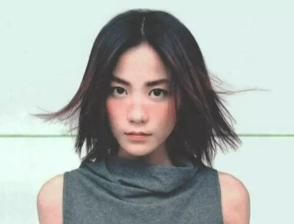 曾宣布退出娱乐圈的明星，两位都遵守了，只有她当玩笑话了