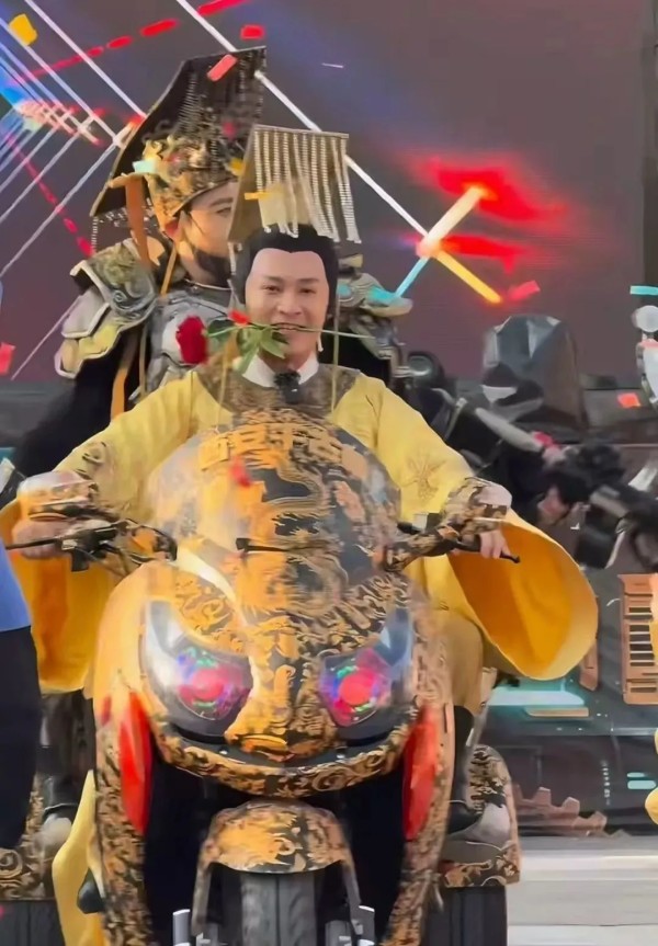 西安千古情景区，郑国霖扮演的“李世民”载着扮演“秦始皇”的演员。图源社交媒体