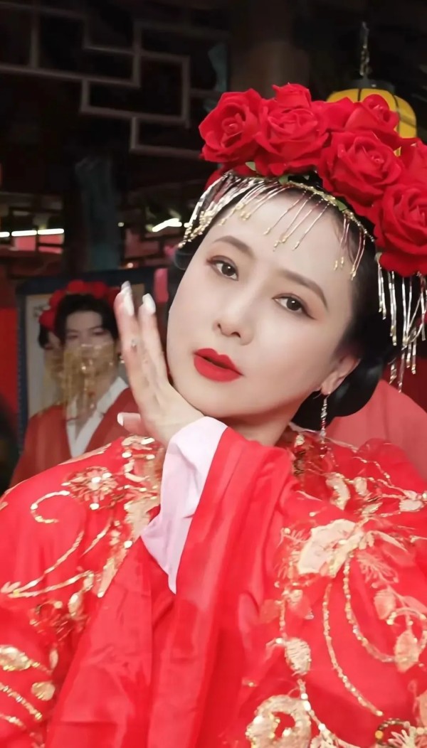 翁虹时隔25年再次饰演“猫妖”。图源翁虹社交媒体