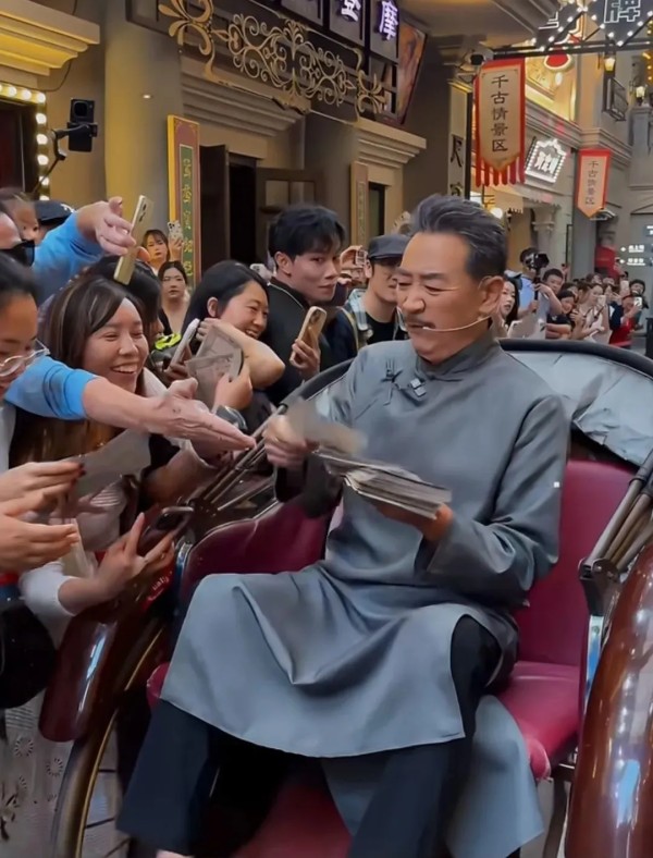 寇振海化身“陆振华”给游客发“银票”。图源寇振海社交媒体