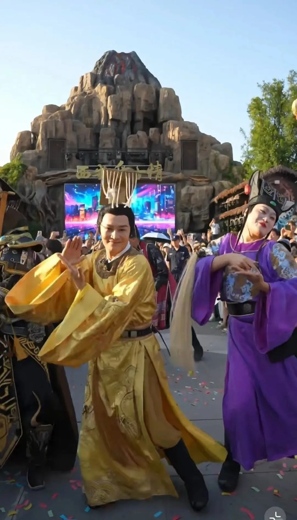 郑国霖扮演的“李世民”在景区热舞。图源社交媒体