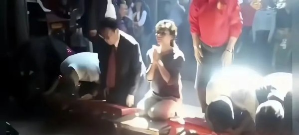 七夕娱乐:刘涛与福建:从角色塑造到文化认同的深度跨越
在演艺领域,刘涛以扎实演技塑造了诸多经典形象,而她与福建的联结,则展现出超越明星身份的文化厚度,成为地域信仰与公众情感交织的特殊存在。
故事始于2012年神话剧《妈祖》的筹备。为诠释林默娘一角,刘涛亲赴福建晋江妈祖宫,以掷杯筊的传统仪式请示神意,连续三次获圣杯的经历,被信众视为“与角色冥冥中契合”的吉兆。在湄洲岛拍摄期间,她深入当地文化...