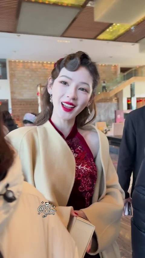 张予曦晚会上班路透,好明艳的红玫瑰啊!就这样被轻松美到