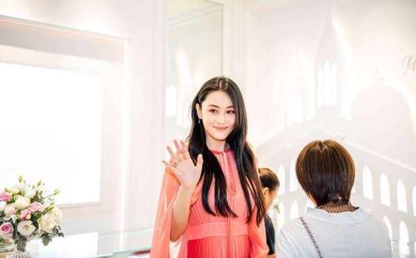 李浩然深夜密会神秘女:工作室说是表妹,网友却扒出同款钻戒