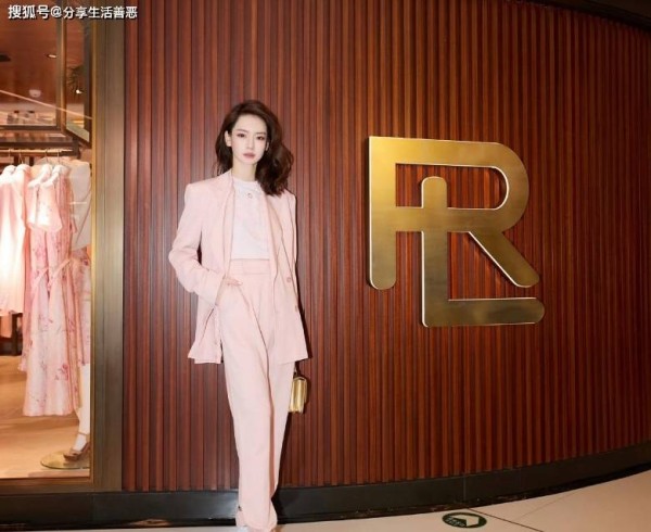 戚薇再次挑战芭比粉,白色短袖搭配粉丝西服分外清纯可爱!