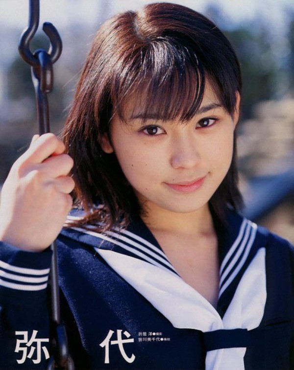 日本 90 年代活跃的写真偶像、演员藤崎弥代（ふじさき みよ）17岁写真集《春机》