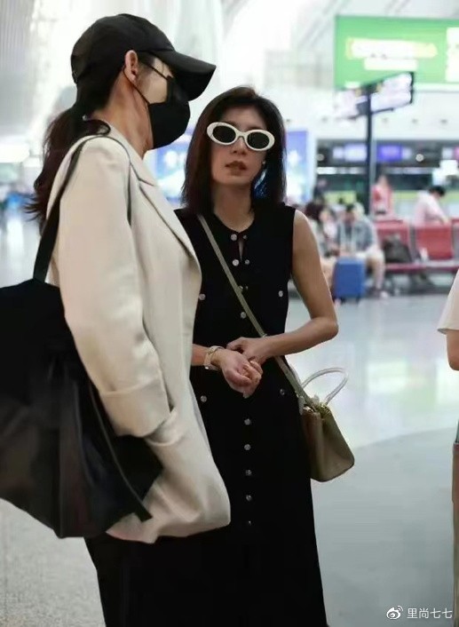 高估贾静雯的身高了,同框秋瓷炫像小朋友,生图状态太真实