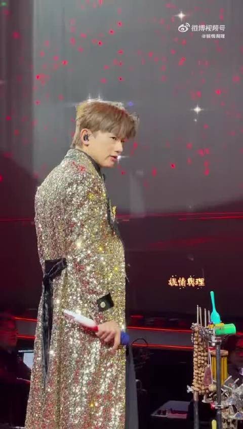 这可能是年度最可爱的舞台“事故”!