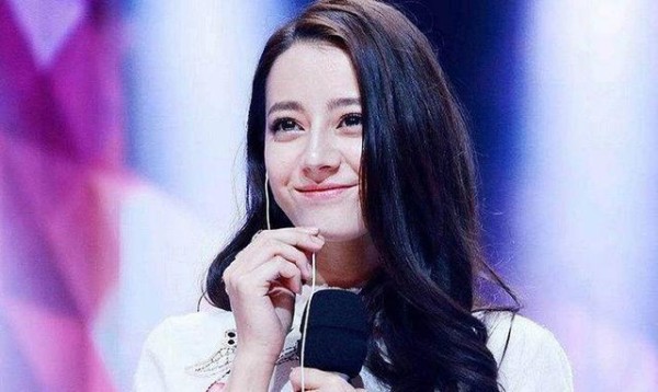 迪丽热巴代言费仅800万,Angelababy的代言费是热巴的2.5倍!