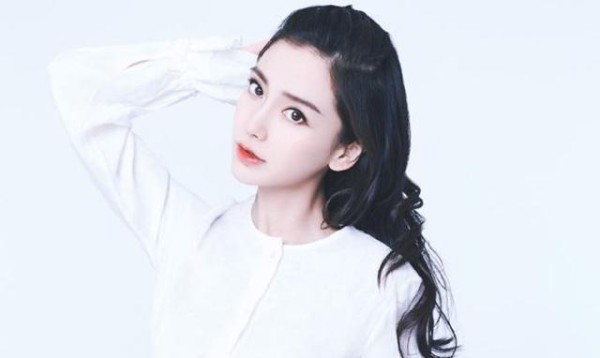 迪丽热巴代言费仅800万,Angelababy的代言费是热巴的2.5倍!
