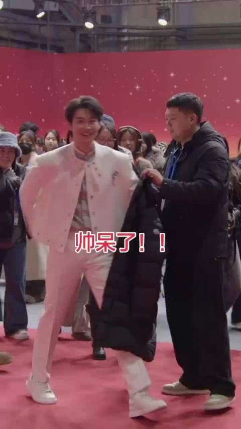 魏大勋网络视听盛典路透，这一身好看