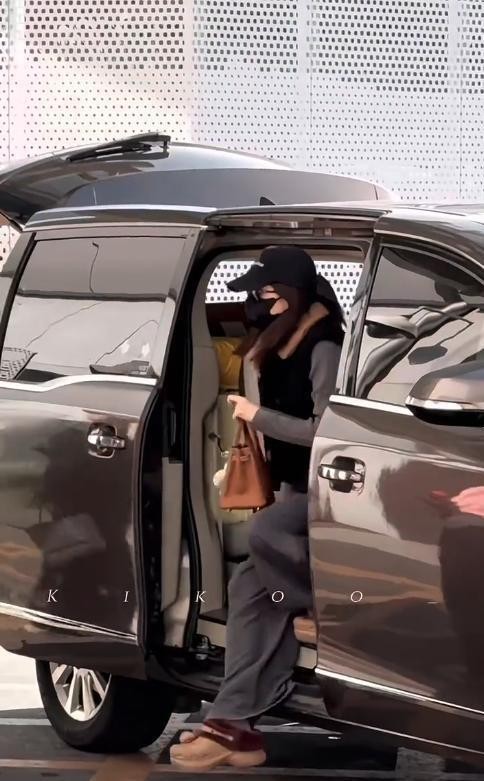 荧幕演技封神私下随性!白鹿穿洞洞鞋拽衣服,真实不装圈粉无数