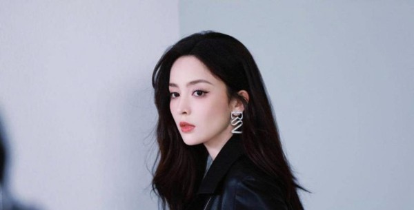 娜扎亮相《时尚芭莎》十一月封面，突破大众认知展现多面魅力与真实自我，她的变化引发众人热议与关注