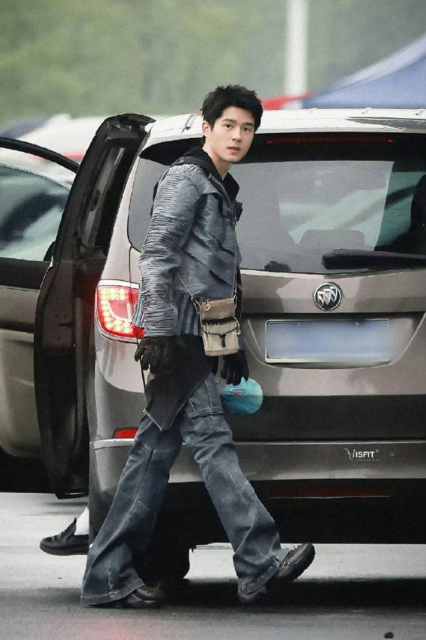 刘昊然眼神清澈笑容迷人，颜值回春太惊艳！