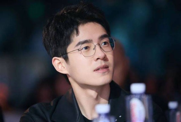 刘昊然颜值爆表，漏上身大秀肌肉，身材太惊艳！