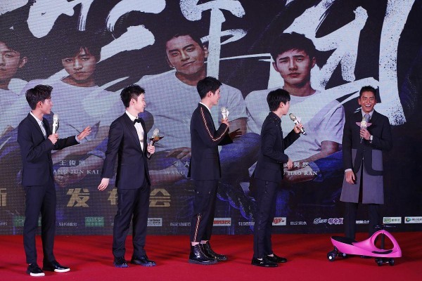 王俊凯调侃刘昊然引爆热搜:解密明星真实互动的魔力