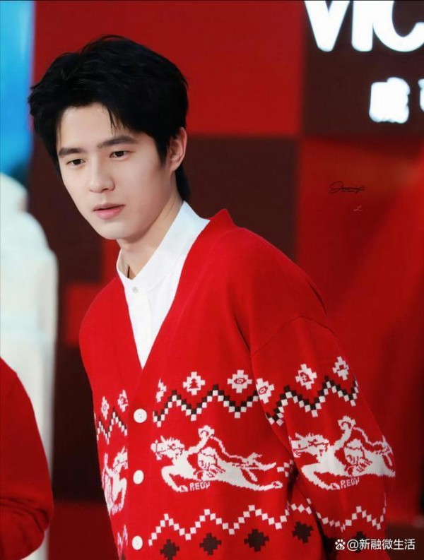 杀疯了!刘昊然一件红开衫炸出全网白月光,无需大招,内娱青春DNA集体动了