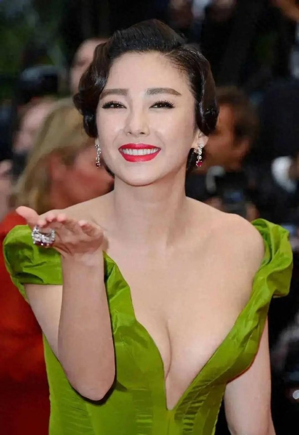 36岁张雨绮：从清纯小姑娘成霸气女神，她的“进化史”让人惊艳！