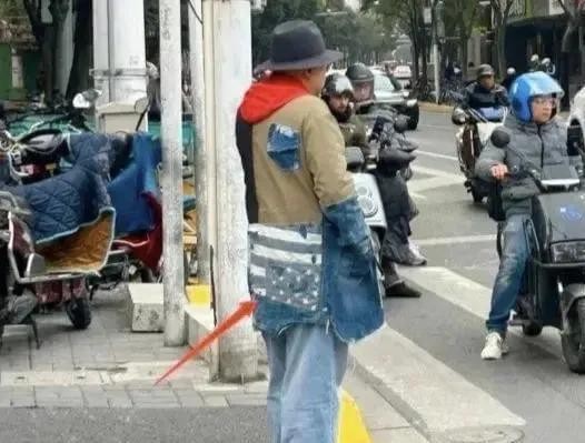 52岁徐峥胖到认不出,穿对面国国旗服装,大摇大摆逛上海